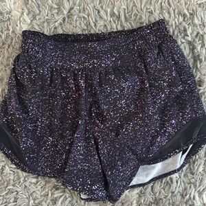 Lululemon Hotty Hots Size 4 4" inseam